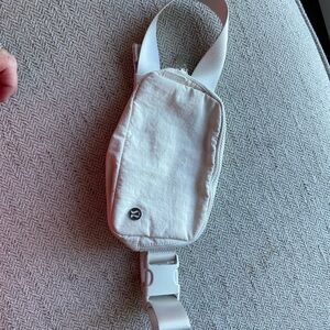 Lululemon belt bag/cream